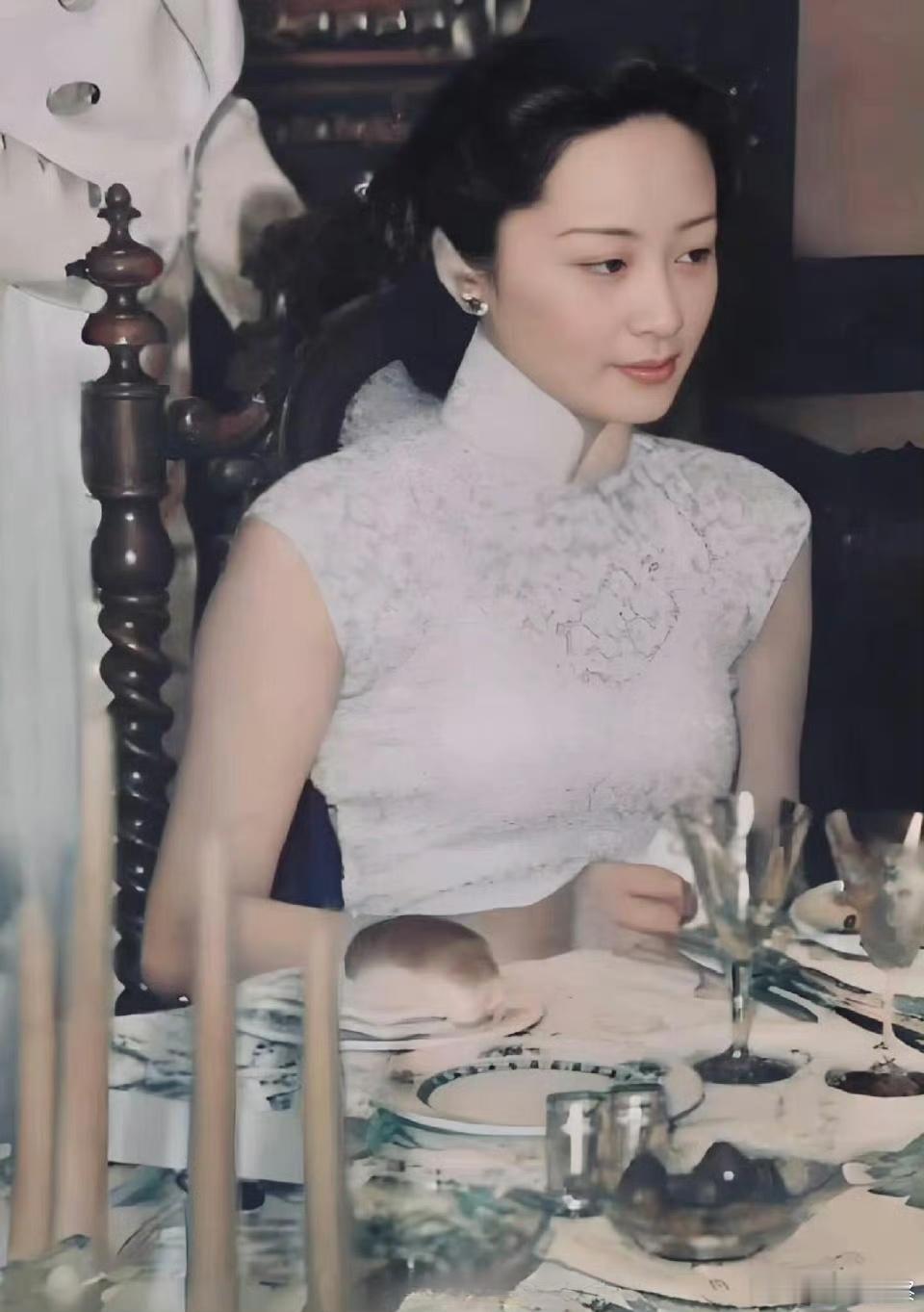 1942年宋子文的夫人张乐怡在纽约。端庄优雅，身着华服，尽显贵气。 