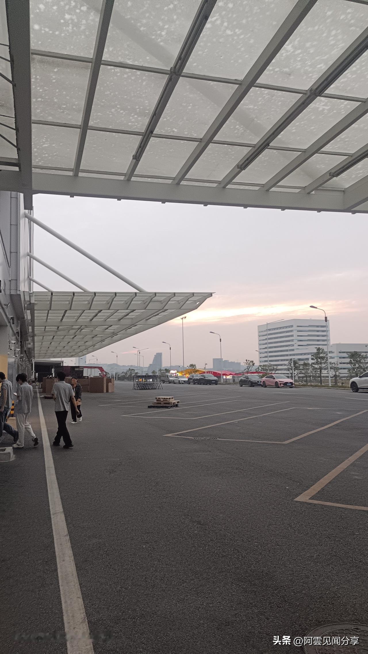 在工厂里上班，一般都是以下这种模式:

车间——餐厅——厕所——宿舍
每天就在这