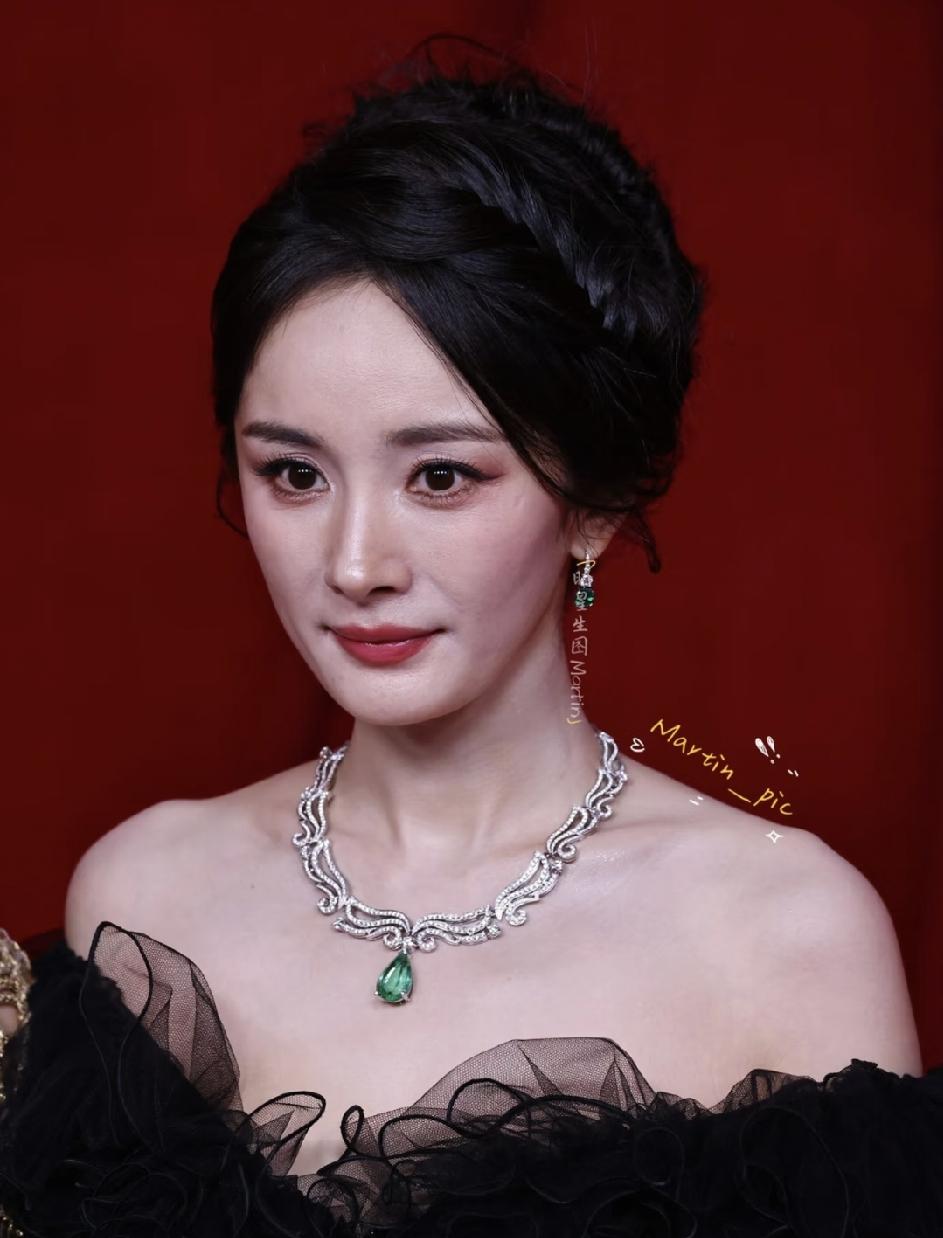 我能接受杨幂40岁了，
也能接受杨幂一直单身，
但我实在理解不了，她才40岁，怎