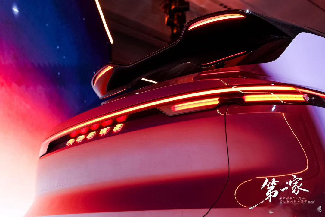 荣威⽕⼭强强合作家越AI原⽣汽⻋ 我是没想到，汽车和AI还能这么融合，日常生活里