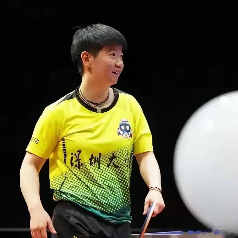 恭喜孙颖莎带领深圳大学队进决赛。但深大夺冠需要面对以王曼昱为首的山东鲁能队，有点