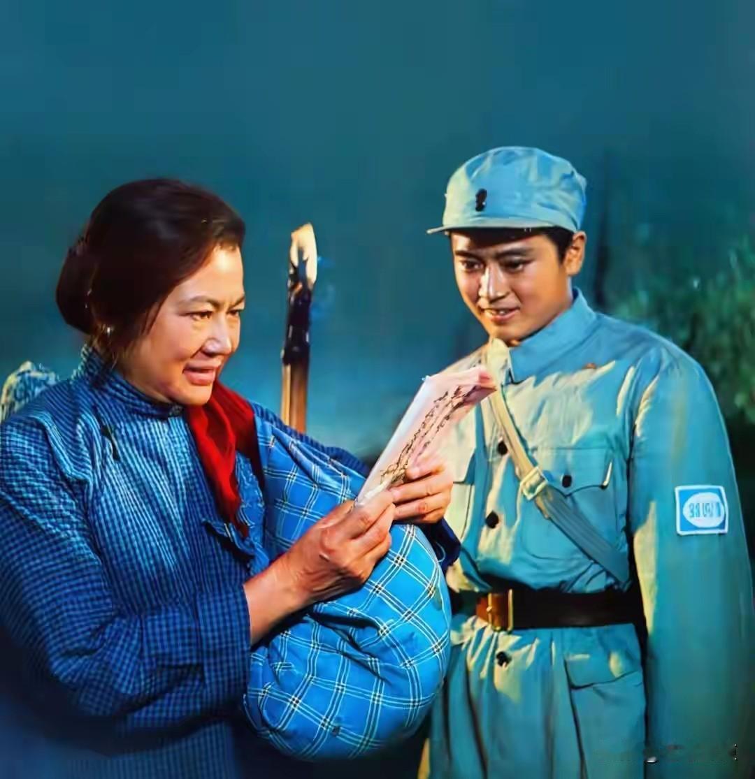 这是七十年代末期，北影厂拍摄的一部电影大片的剧照。
演妈妈的演员是上影厂一位著名