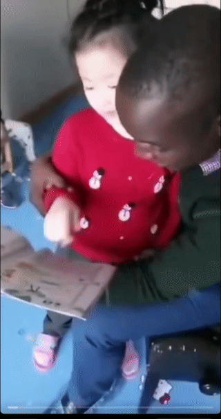 这个小女孩的家人心可真大！
怎么能够随便让外国男人搂着自己的宝贝女儿呢？
虽然说