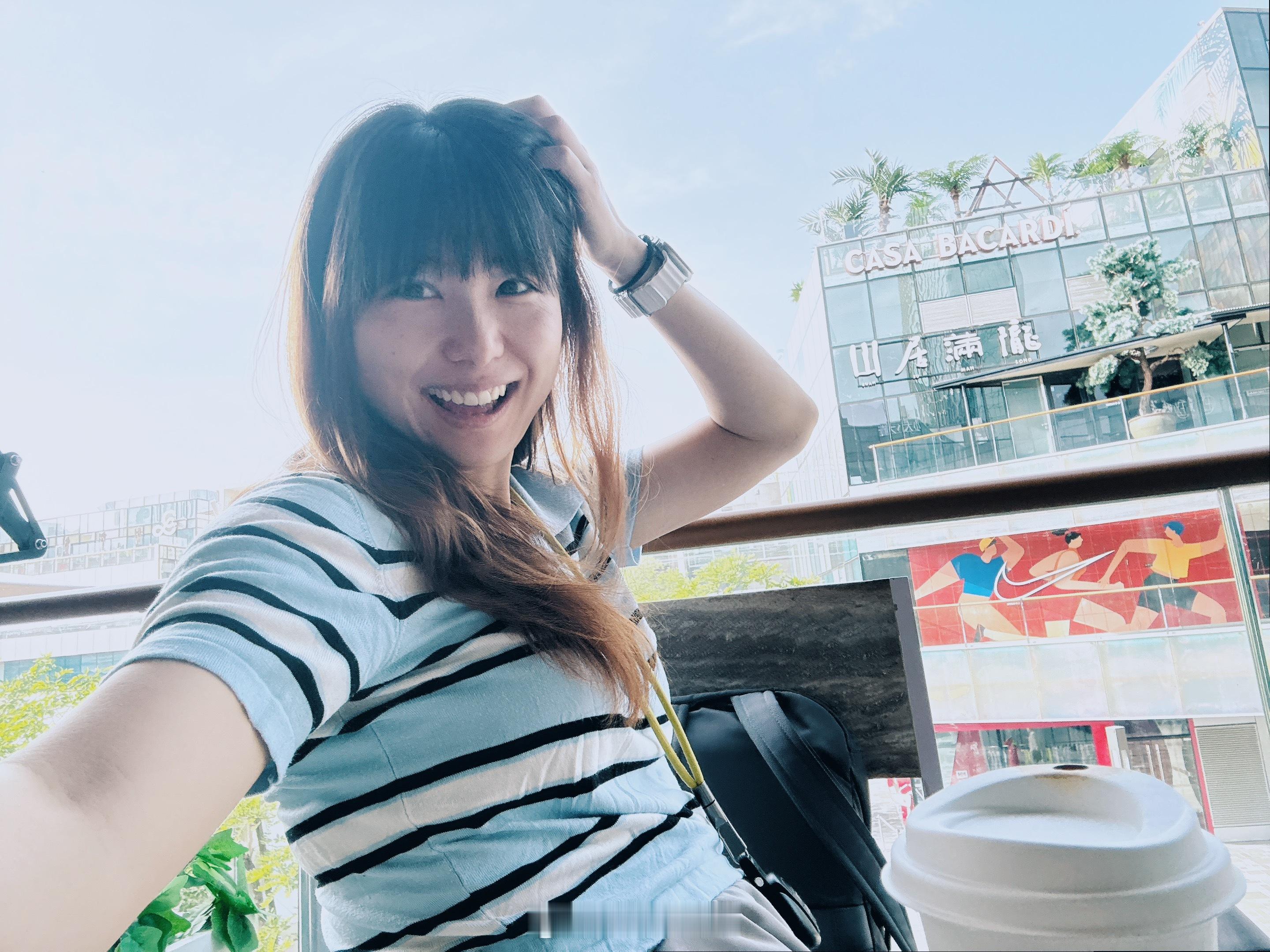 温度适宜约闺蜜屯儿里喝个咖啡心情怎么能不好呢 对了咖啡又洒身上了  ​​​