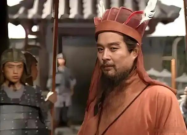 东汉末年，有一个人手里攥着整个帝国的军队，身后站着袁绍、曹操这帮日后搅动天下的狠