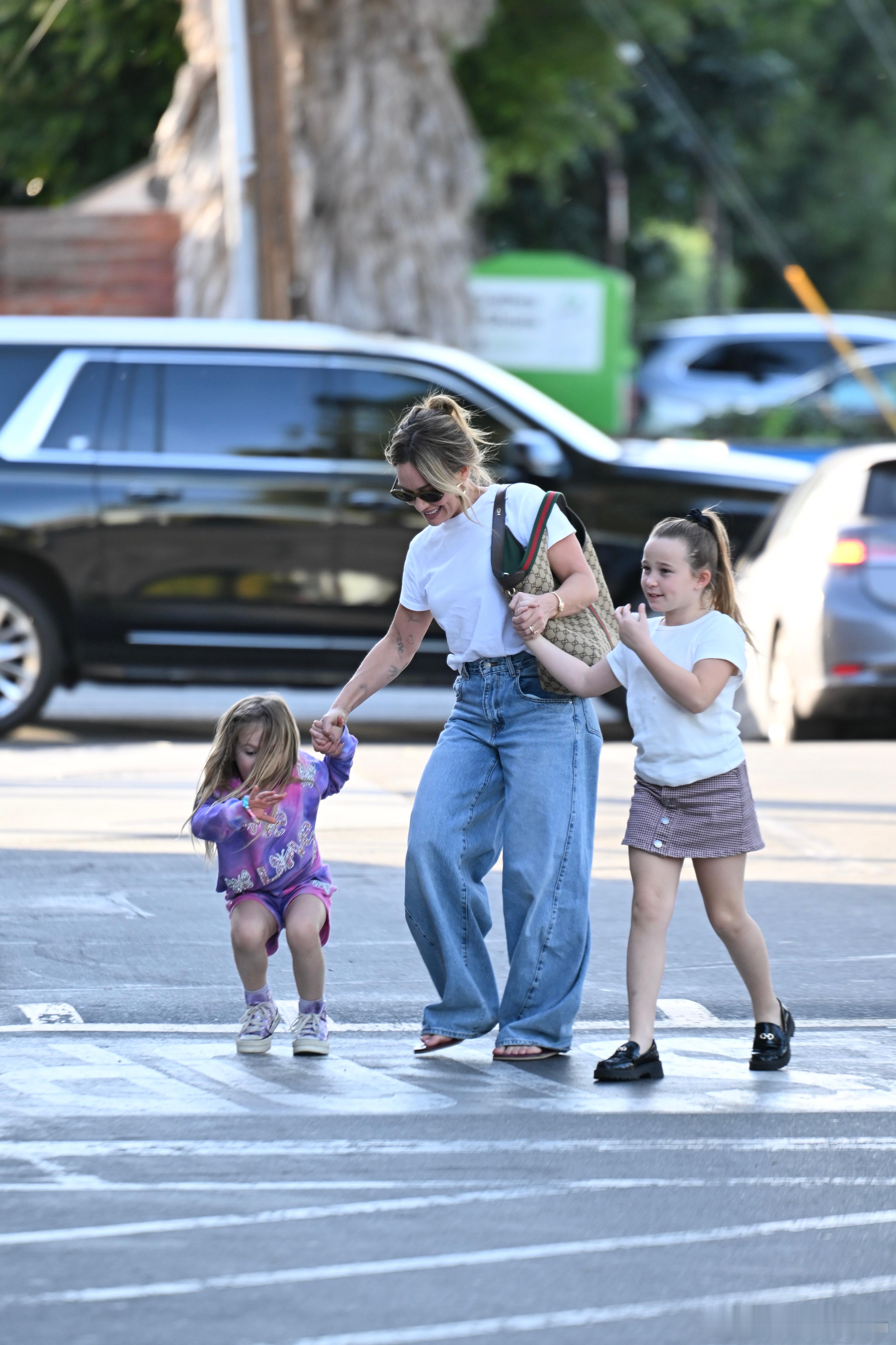 刚结束四场个人演出的Hilary duff希拉里达芙带着两个女儿Banks和Ma