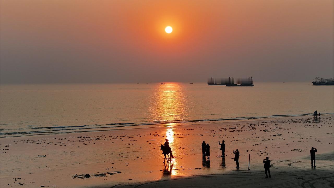 分享一张海边日落照北海侨港海滩的落日