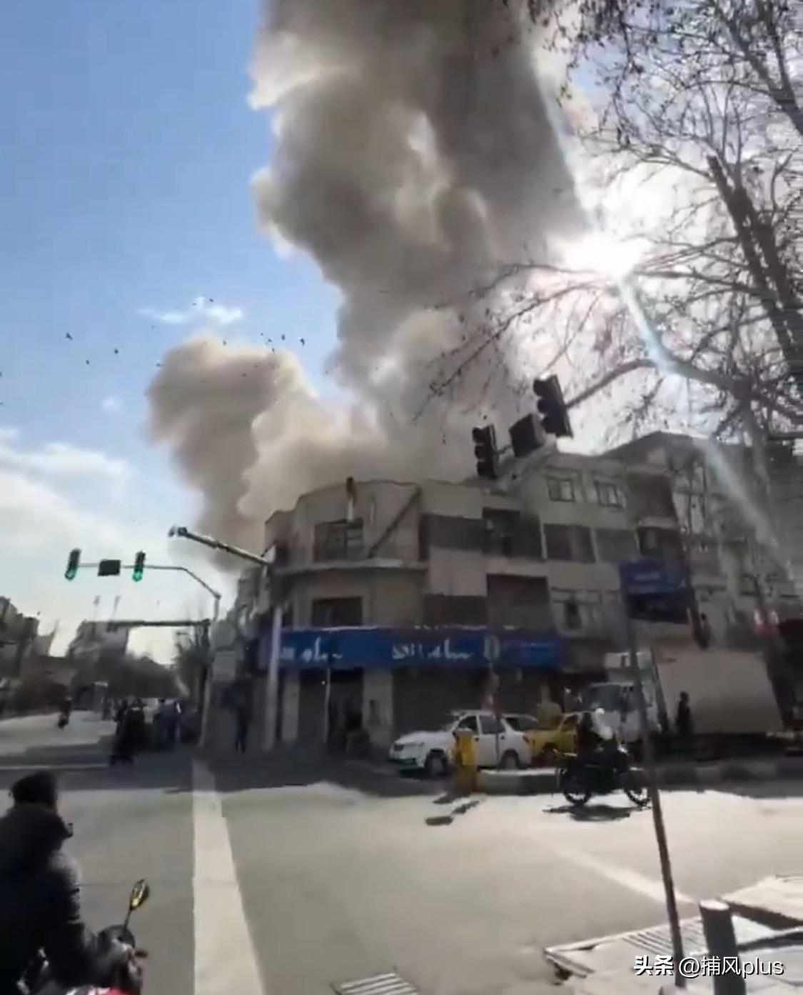 伊朗城市遭到美军与以色列军队空袭，烟雾升起。美军与以色列军在大白天就开始了轰炸，