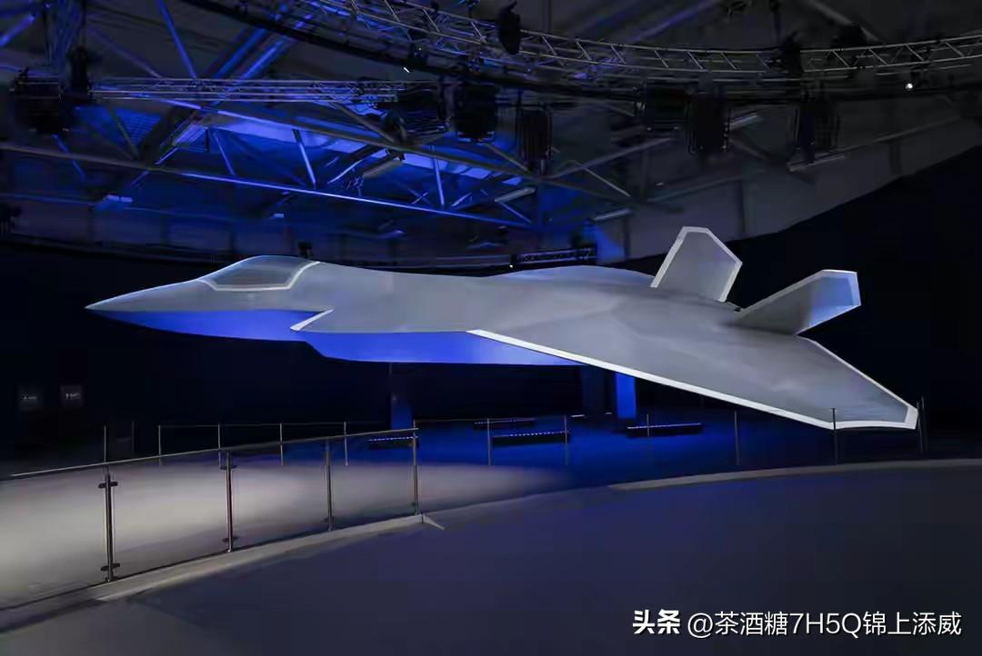 东方大国有六代机，而美国只有图纸在不断更正，就是不能量产，为了对付东方大国的威胁