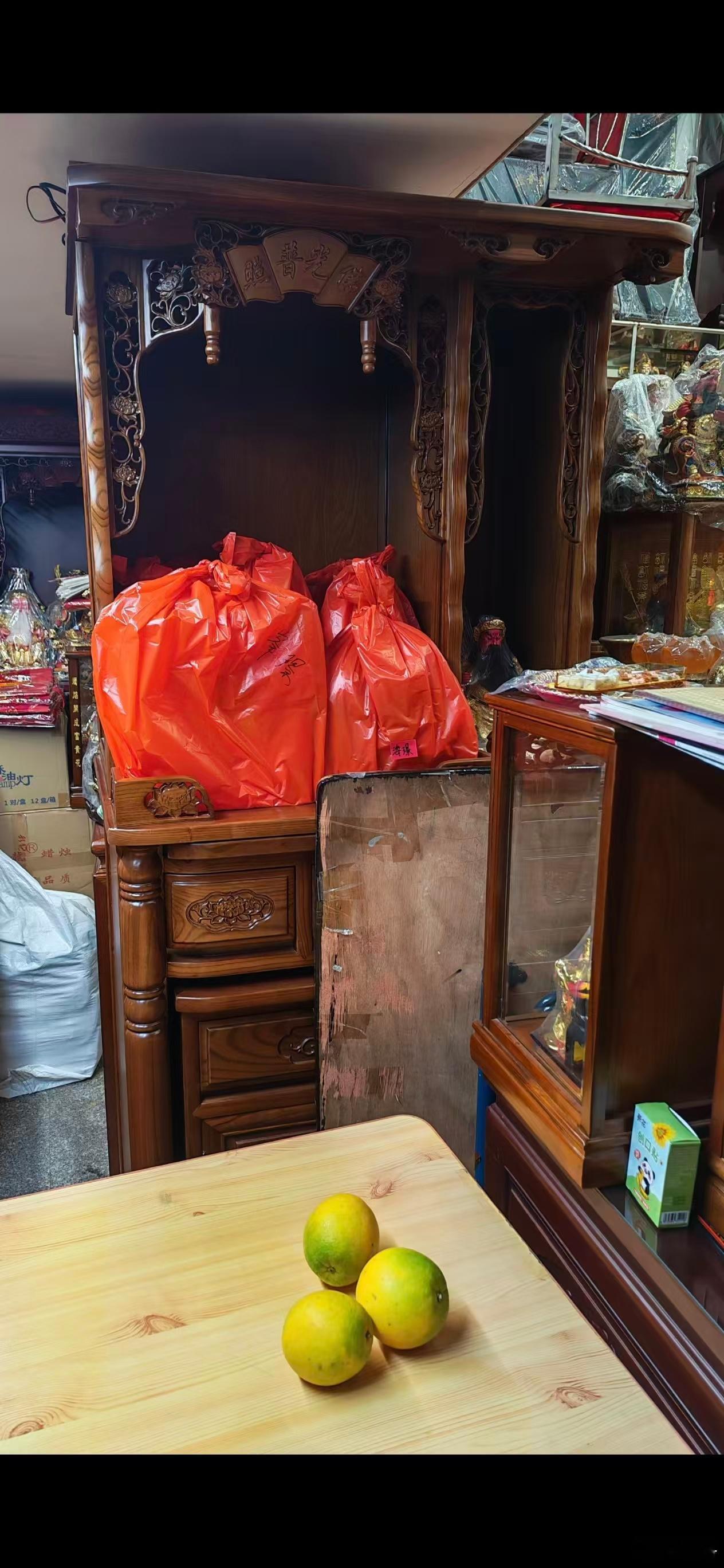 福建的家，装修再好看，也逃不过要一顶佛龛...幸好小林妈妈通情达理，愿意把佛龛的