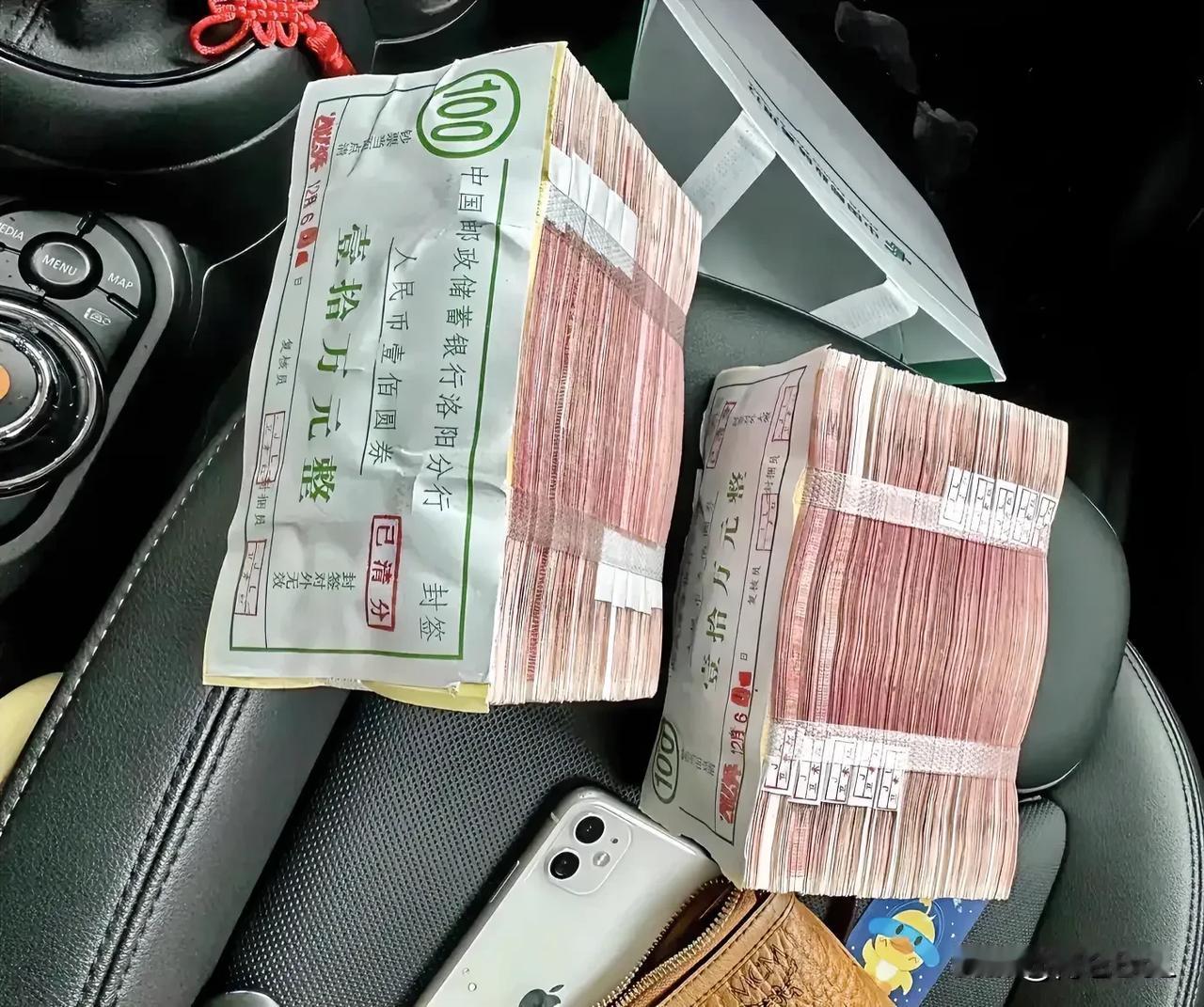 身为一个男人，我每天累死累活的工作，舍不得吃、舍不得穿、更舍不得喝。仍旧穷的叮当