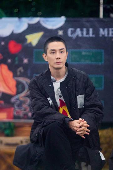 原来哥哥们在一起也聊育儿经，李承铉和张晋在一起，一个吐槽女儿太磨蹭，一个吐槽儿子