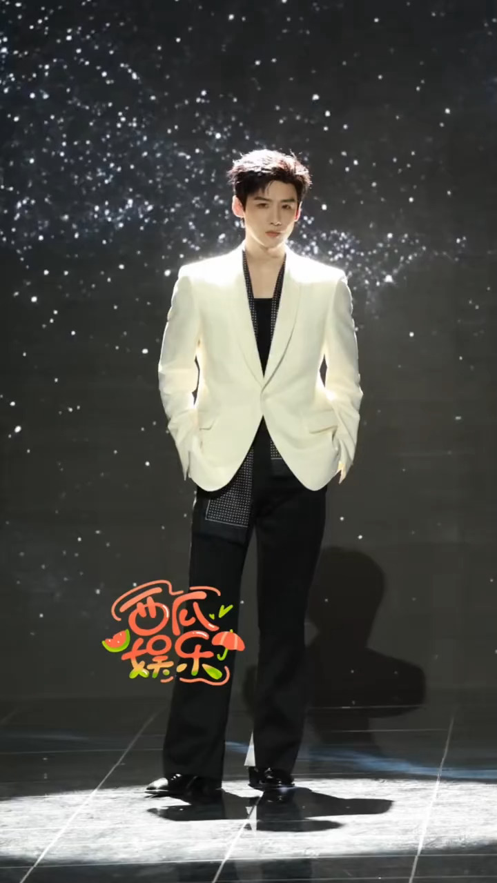 白敬亭内搭 王子在发光，神图来的 