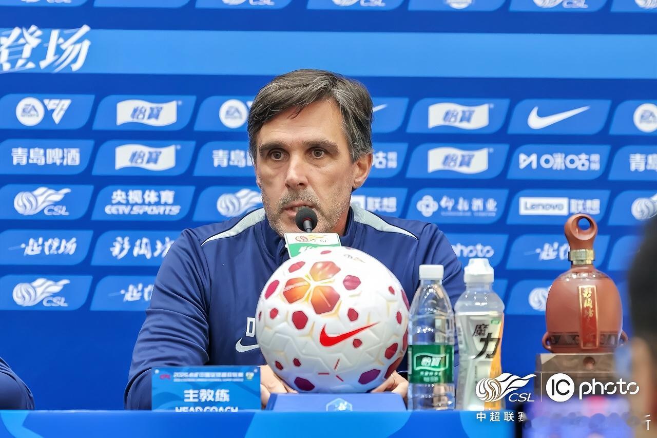 中超河南队 4月10日下午，河南彩陶坊主教练拉莫斯携阿卜杜肉苏力出席了赛前新闻发