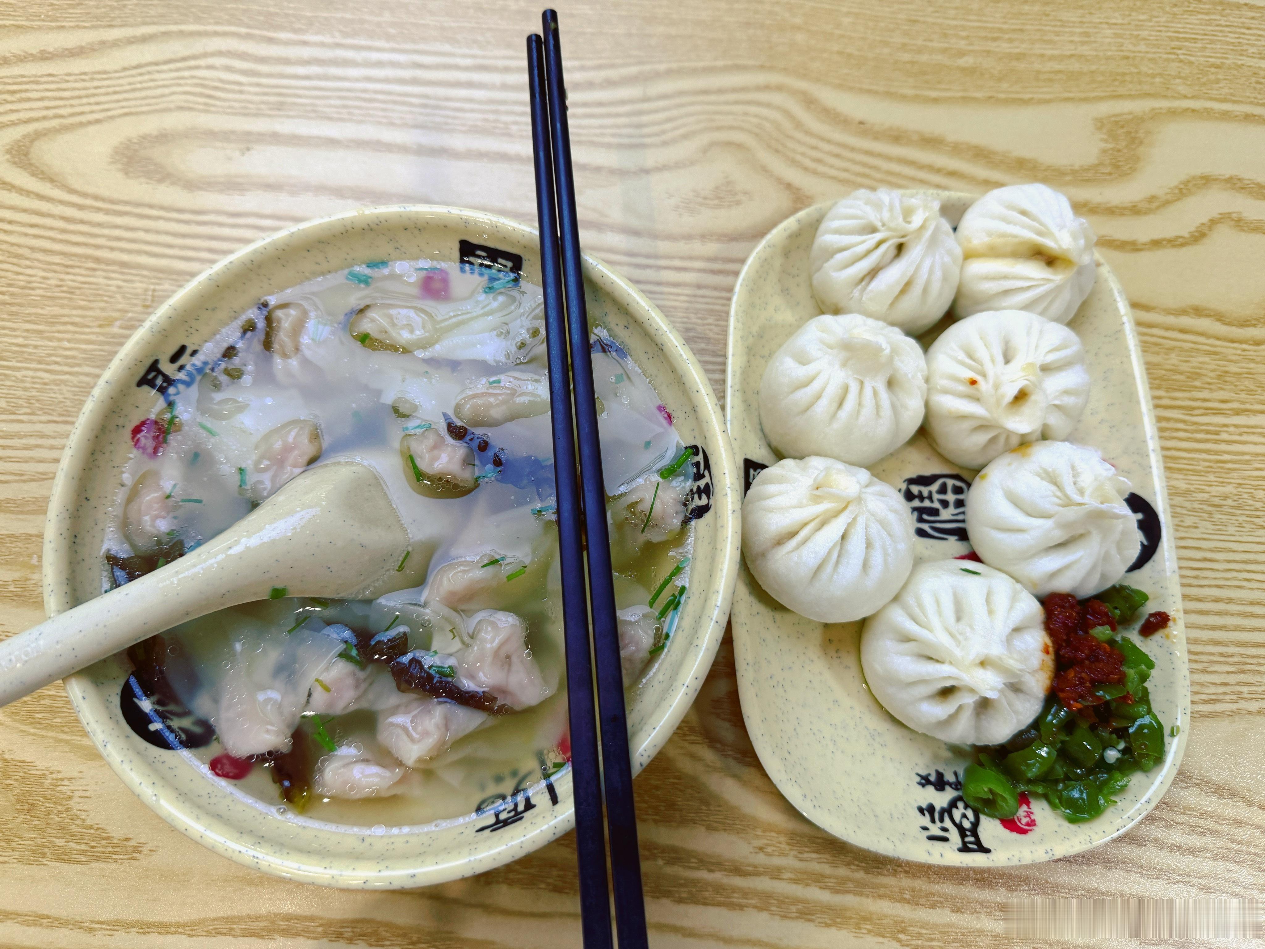 昨夜的梦，异常离奇，就像打翻了调色盘，荒诞与惊奇搅在一起。闹铃还没响起，便醒了，