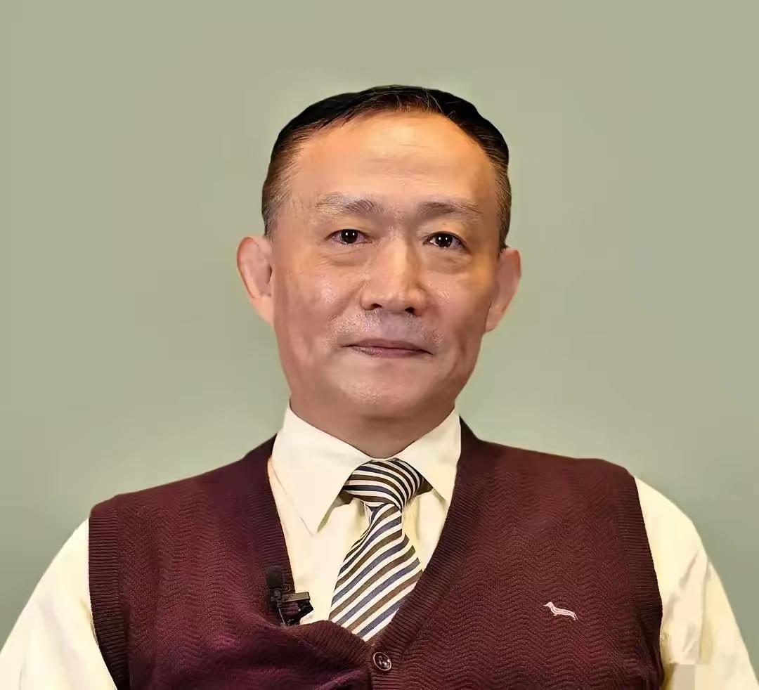 卢麒元这次是真敢说，直接指着那一帮"精英"的鼻子骂，说他们脑子被西方给"托管"了