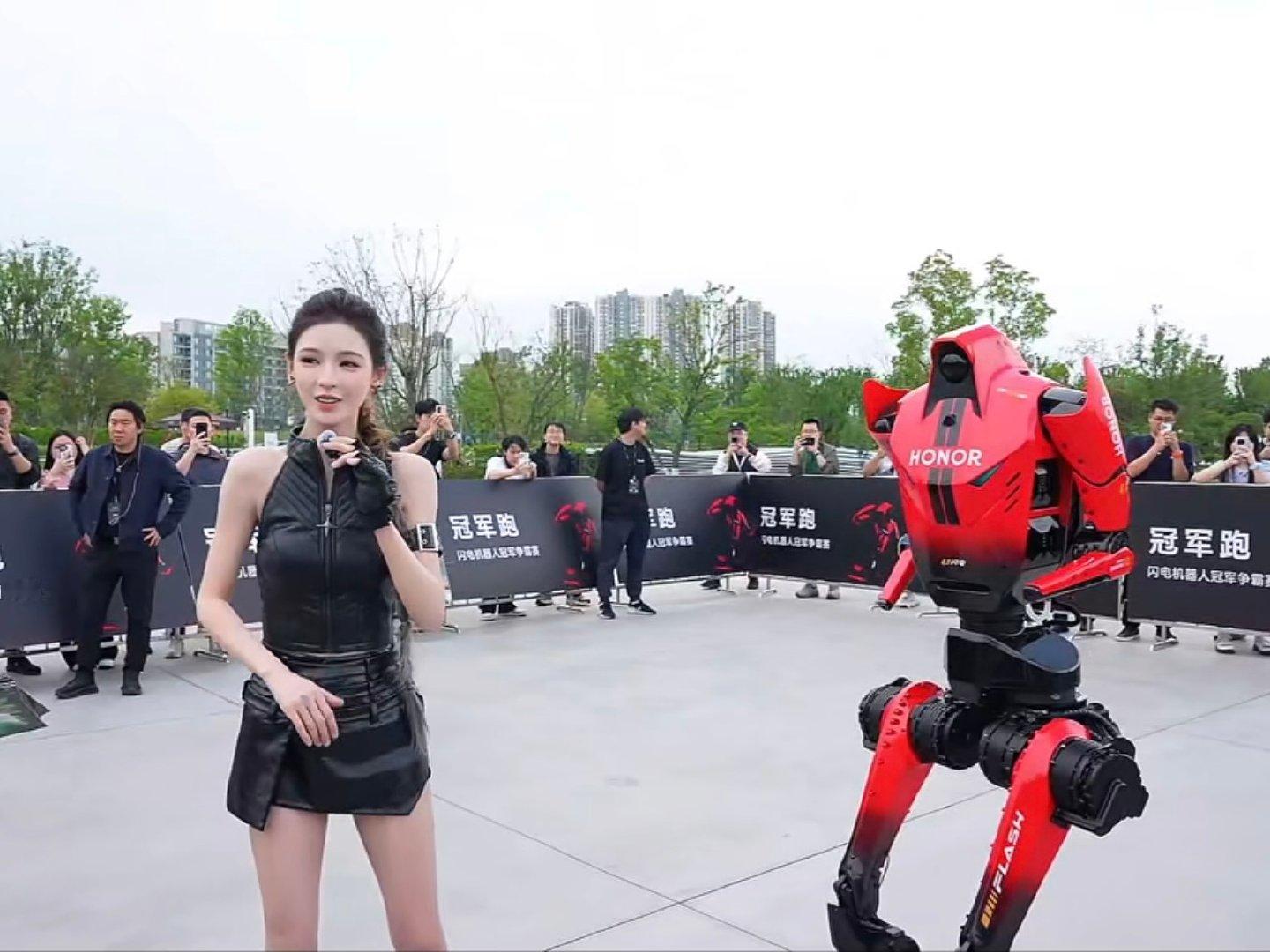 张予曦和荣耀闪电百米赛跑这一幕也太好截名场面了！张予曦与闪电机器人同场百米竞技，