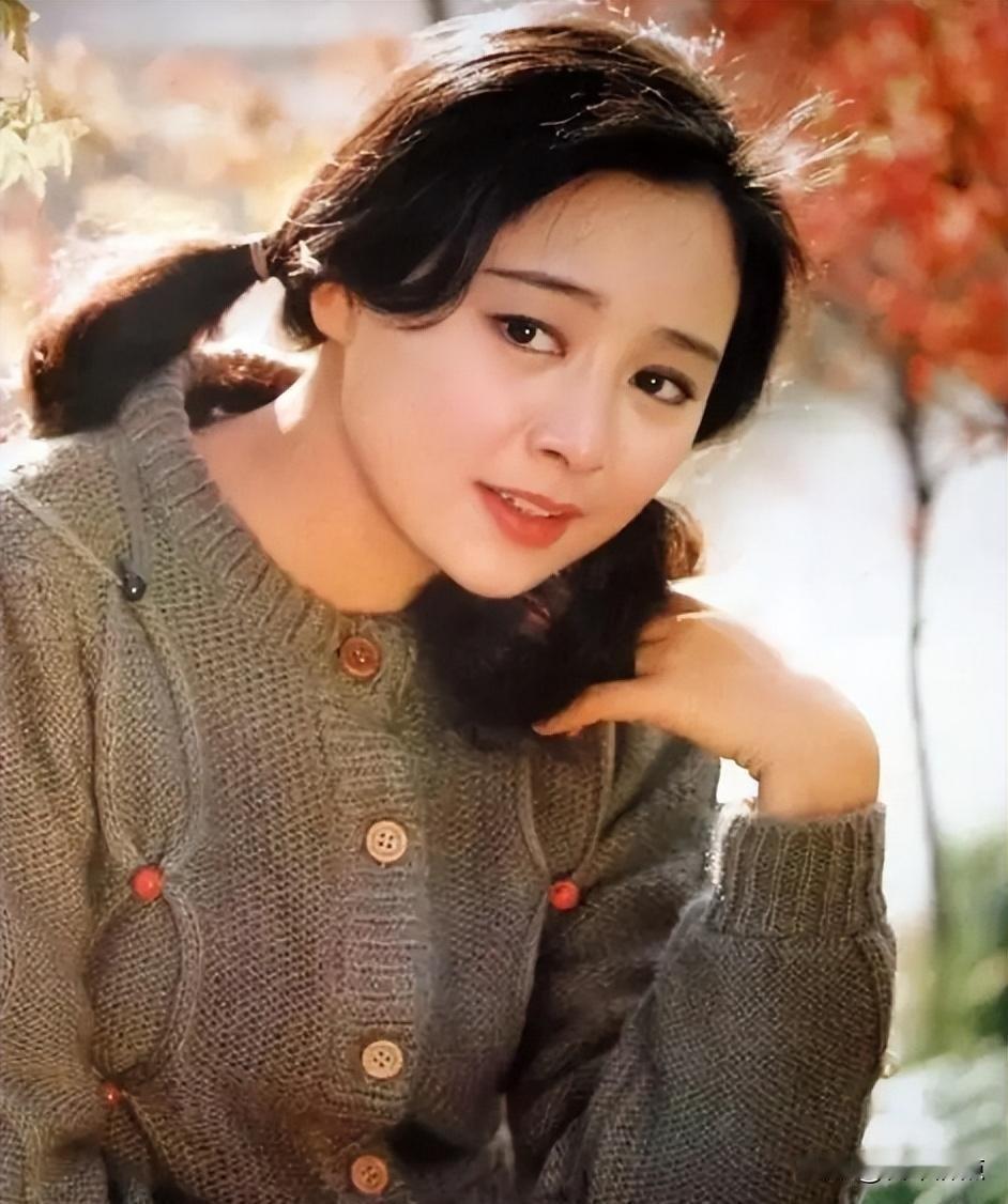 69岁登台唱歌，没人提她没孩子也没再婚，她却比谁都自在。
张瑜最近在“华星闪耀”