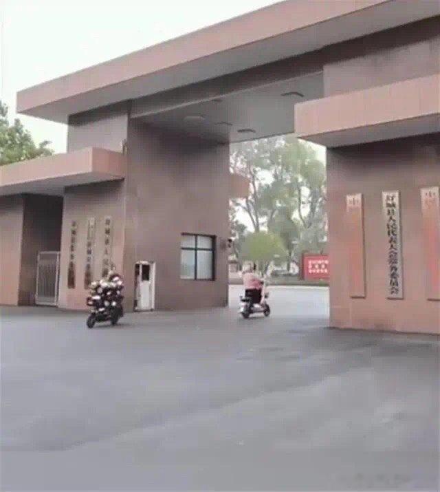【随意进出，自由停车！这里的政府大院火了】安徽六安市舒城县政府大院近日在网上“火
