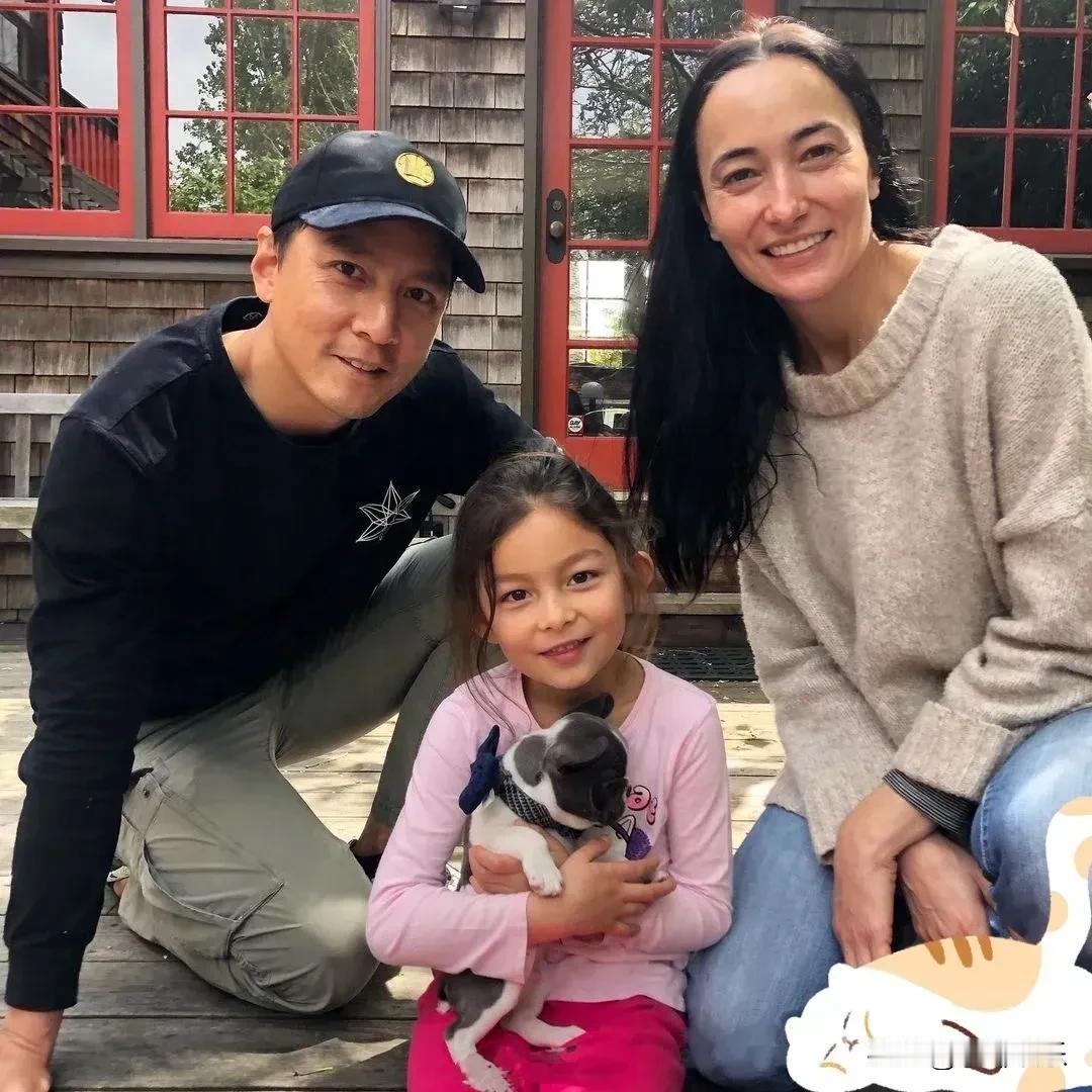 吴彦祖一家三口越长越像了！就像一个模子刻出来的一样。看着他们开心的笑容，就知道他