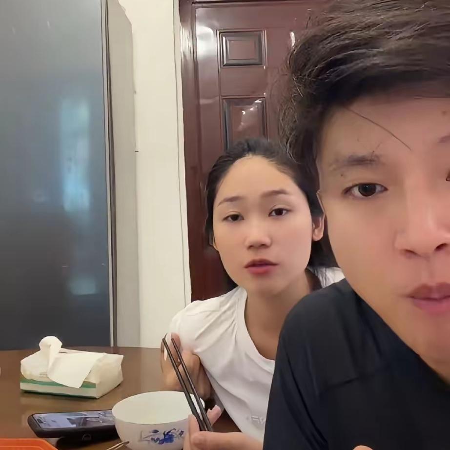 小松和秋秋在直播间对大家说，他们在越南省城安沛建的这个民宿盖到3楼封顶就结束，因