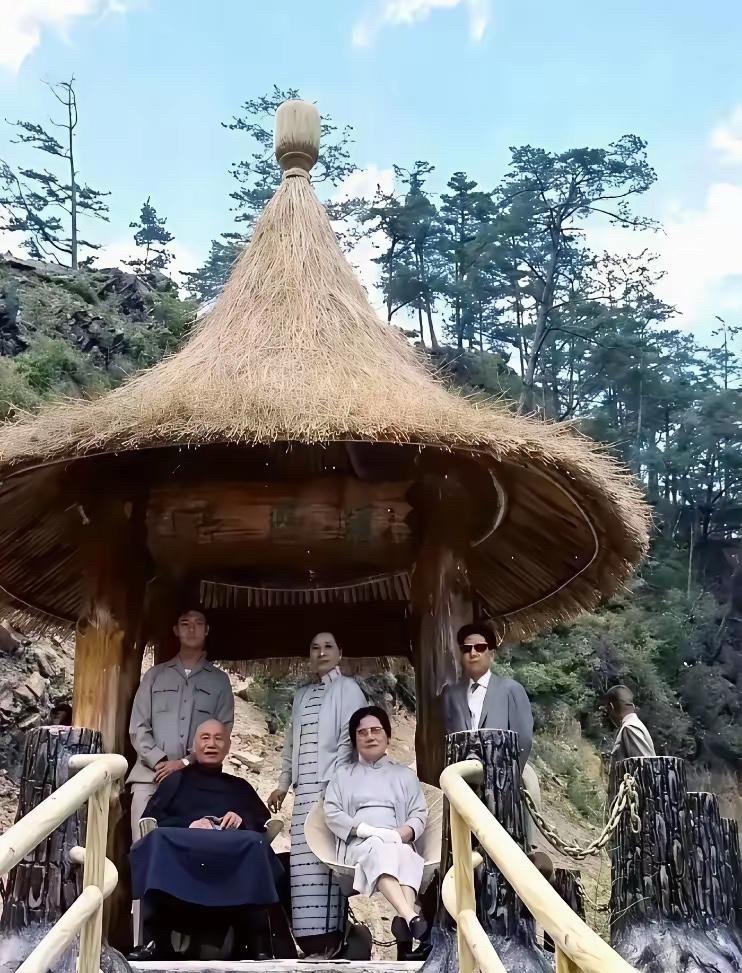 宋美龄竟没坐 反倒毕恭毕敬站着 蒋中正身旁这位神秘女子，到底是谁 