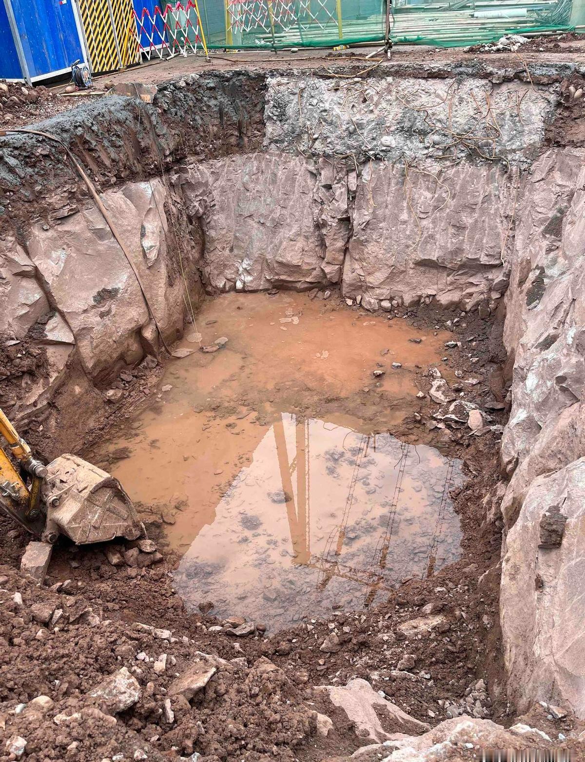 三十岁后，人像被钉在工位上的钉子，动一下都疼。
房贷压着脊梁，孩子要钱，老板要K