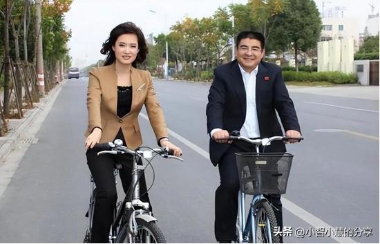 一直很喜欢的一个女主持人，比海霞漂亮，气质跟李红不相上下，主持水平非常高超，有亲