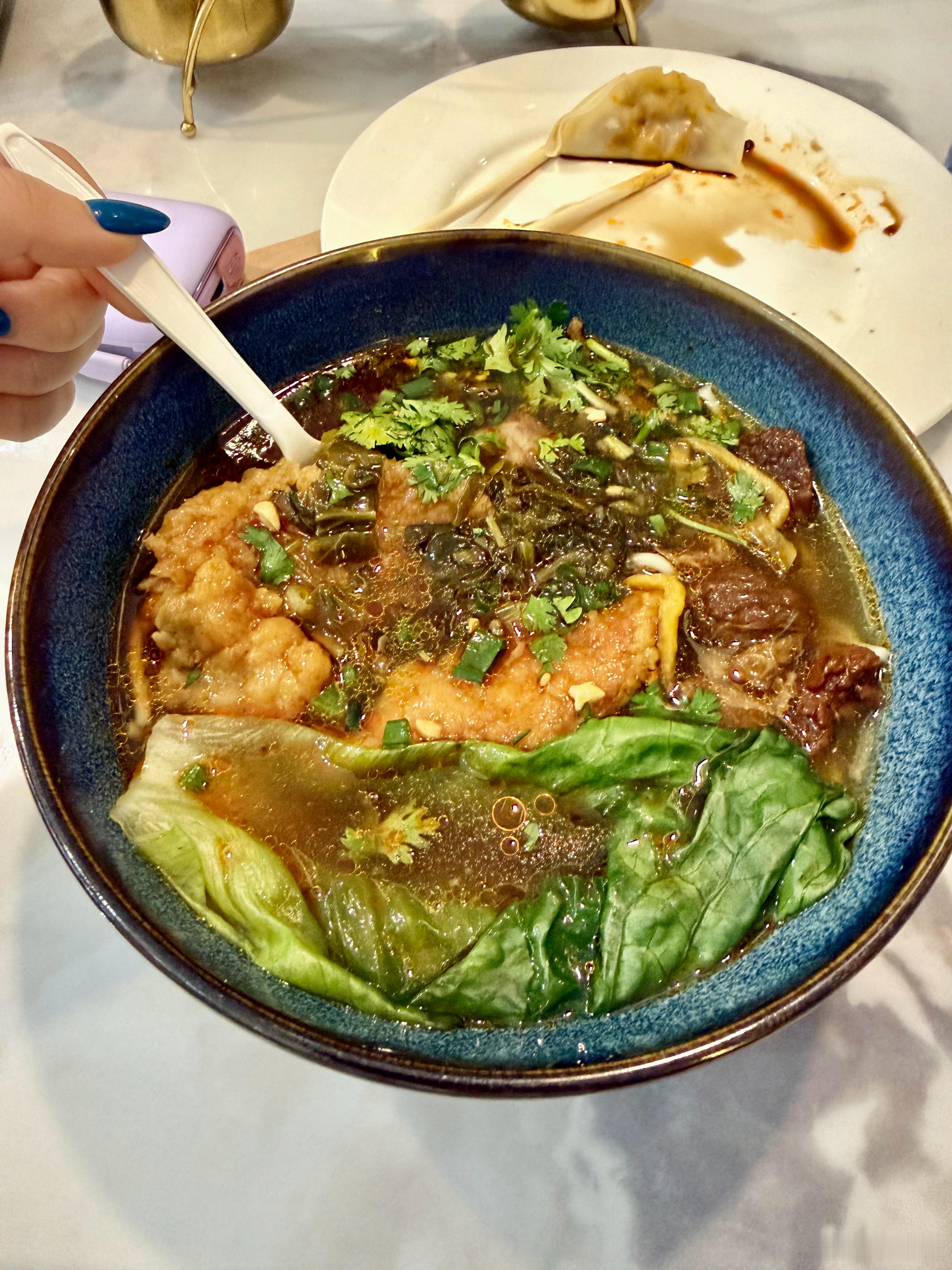 炸裂的饿，早上吞维生素都觉得胃疼了（很少胃疼），到了休息室赶紧先来一碗牛肉大排面