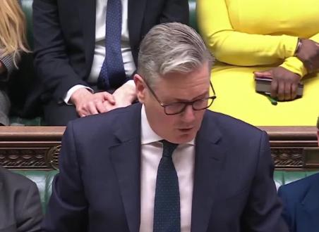 2日下午，英国首相斯塔默在议会里透了底：对于美以联手对伊朗这事儿，英国不打算跟着