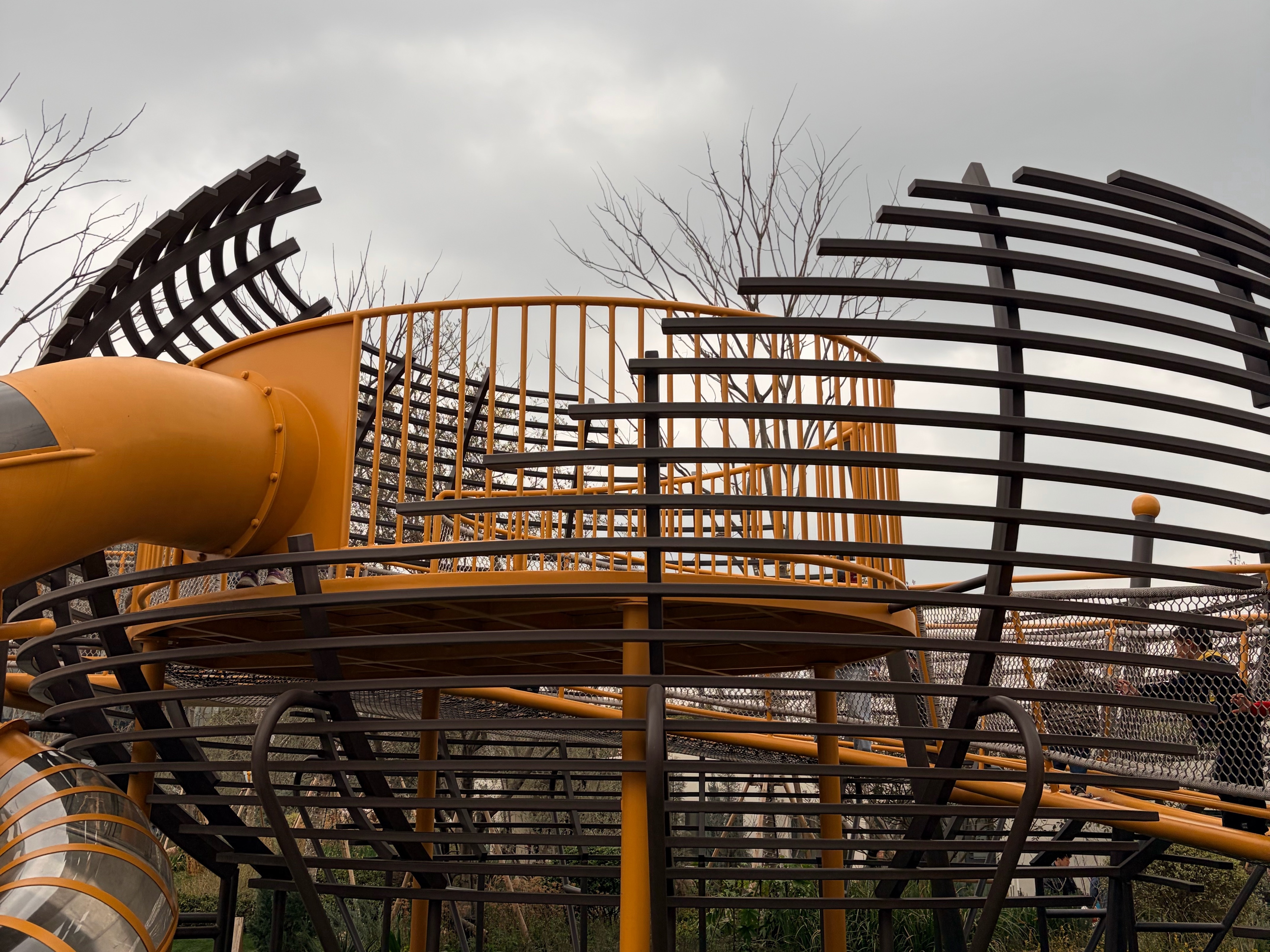 周末和几个老朋友带娃去公园，孩子们疯跑，我们坐长椅上闲聊。聊着聊着就聊到工作，发