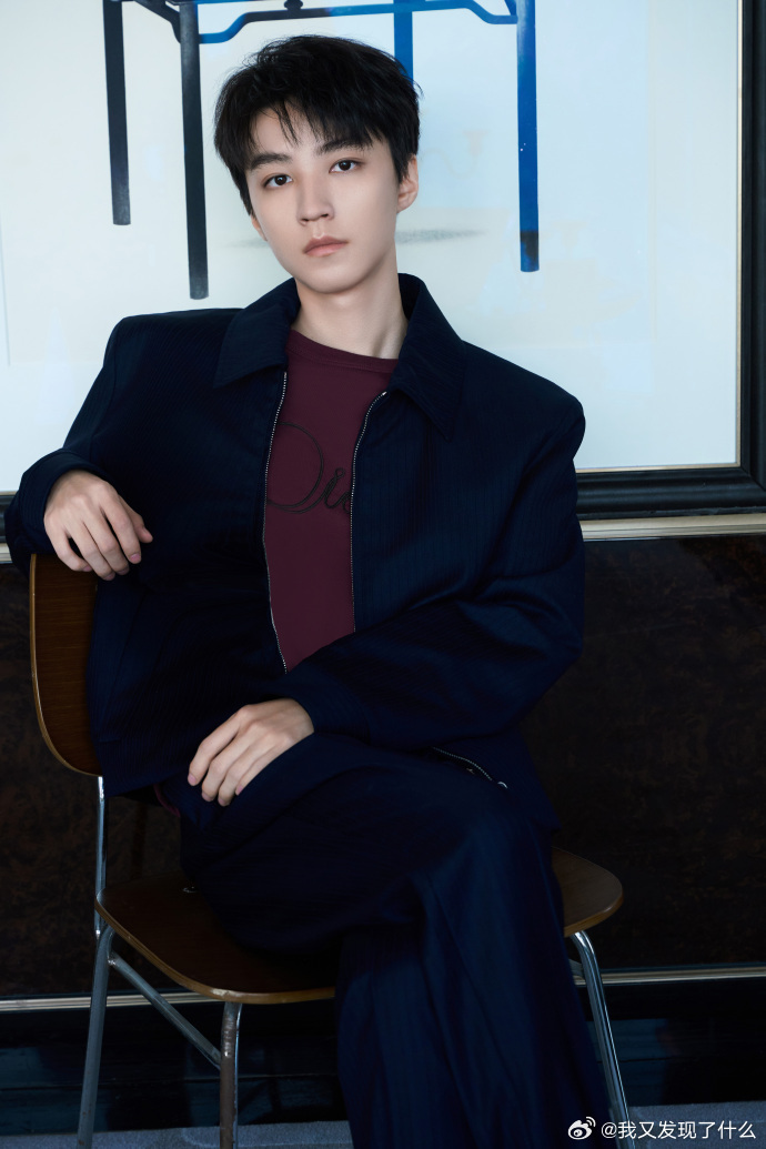 王俊凯黑色夹克造型，好帅 