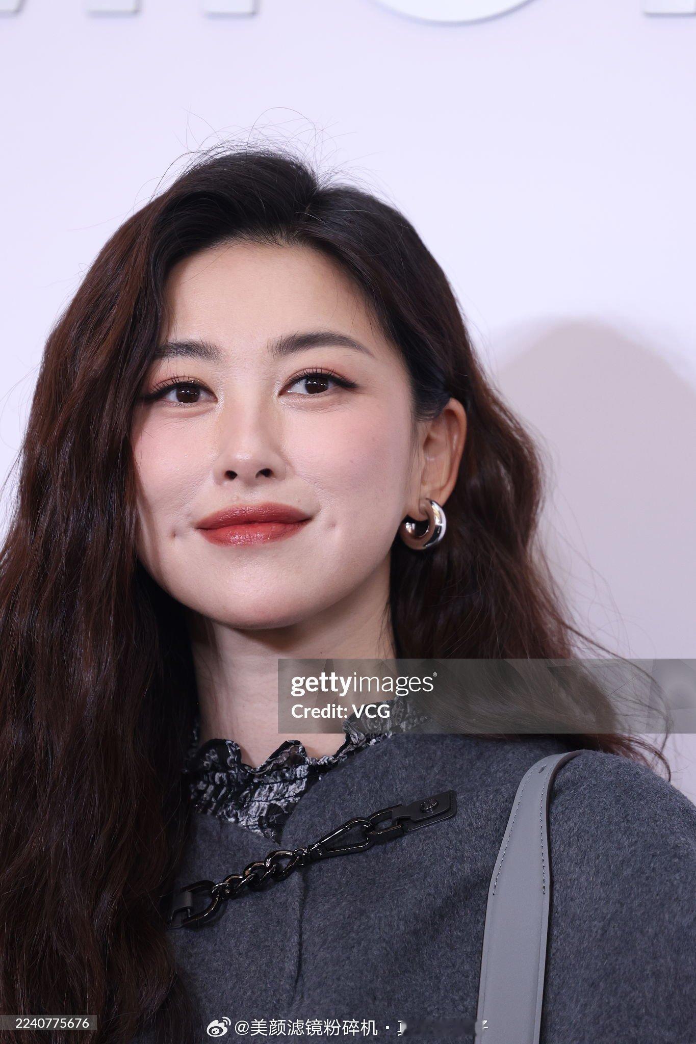 有白发很正常啊，怎么了呢？这有什么好咯噔的？