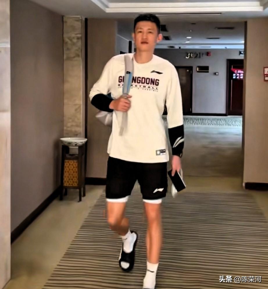 周鹏回归广东男篮吗？
日前有传闻说周鹏将要回归广东男篮，这到底是不是真的？如果是