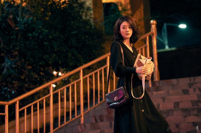 赵丽颖 浴火之路李红缨剧照真的很喜欢赵丽颖啊！这身造型干净利落，超级好看的~好期