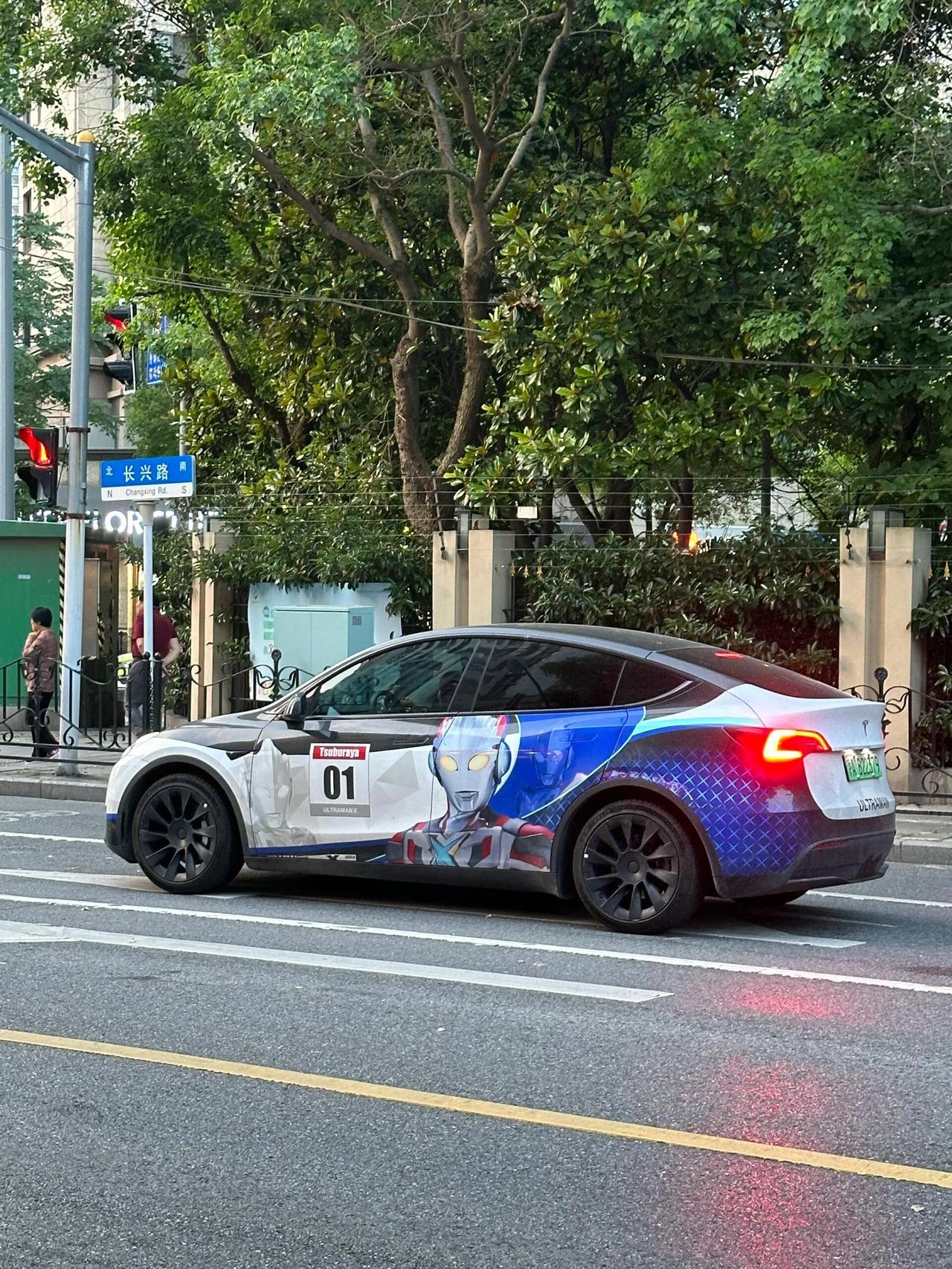大家有没有发现为什么特斯拉的贴膜特别多？纯色磨砂各种颜色就不说了，还有非常多的动