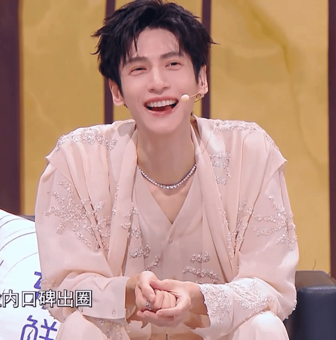 一想到过21天4个小时就能在演唱会现场看到这么迷人的罗云熙想想就激动💗 