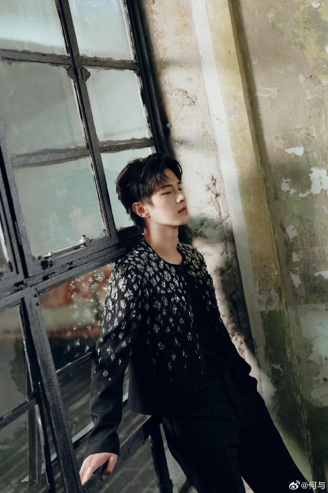 何与递的乐事谁不想接 何与工作生活之余流露出游刃有余的节奏感，与品牌的快乐不谋而