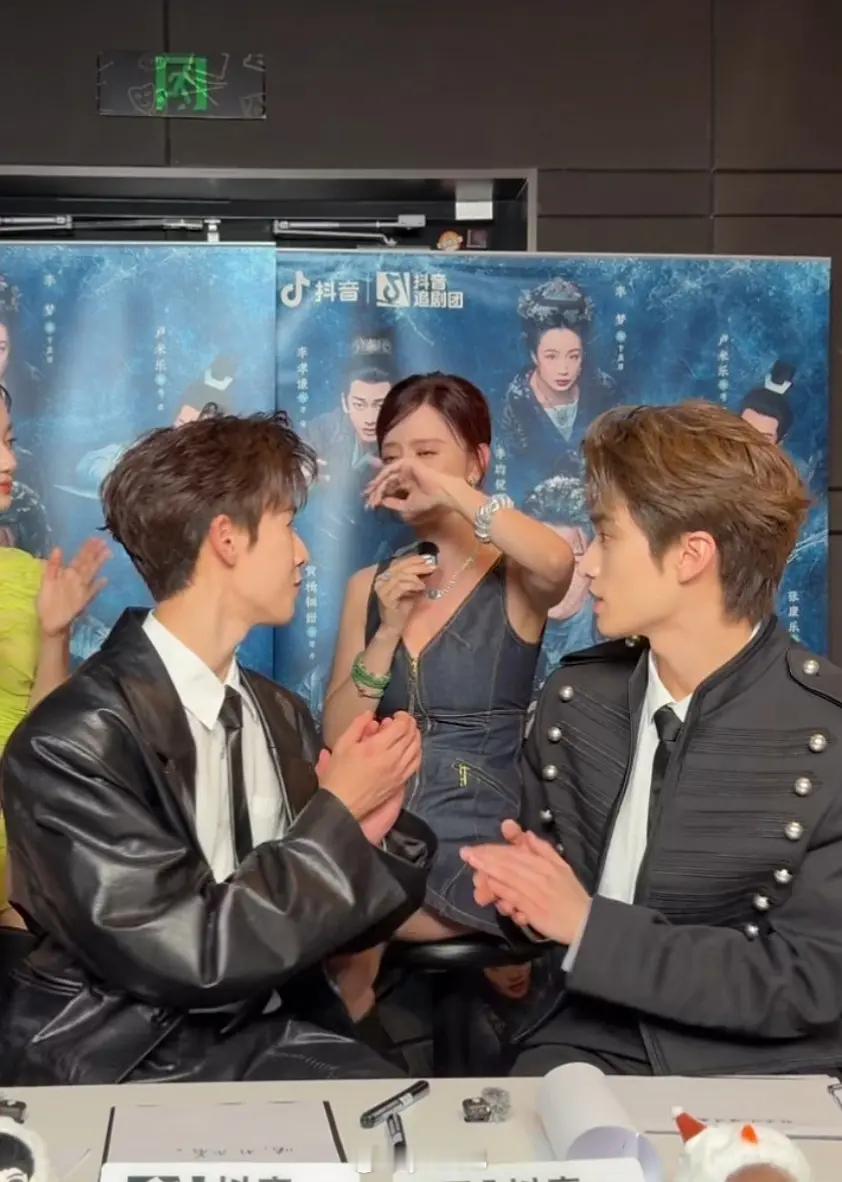 张萌冰湖重生直播哭了她在干嘛？？？ 