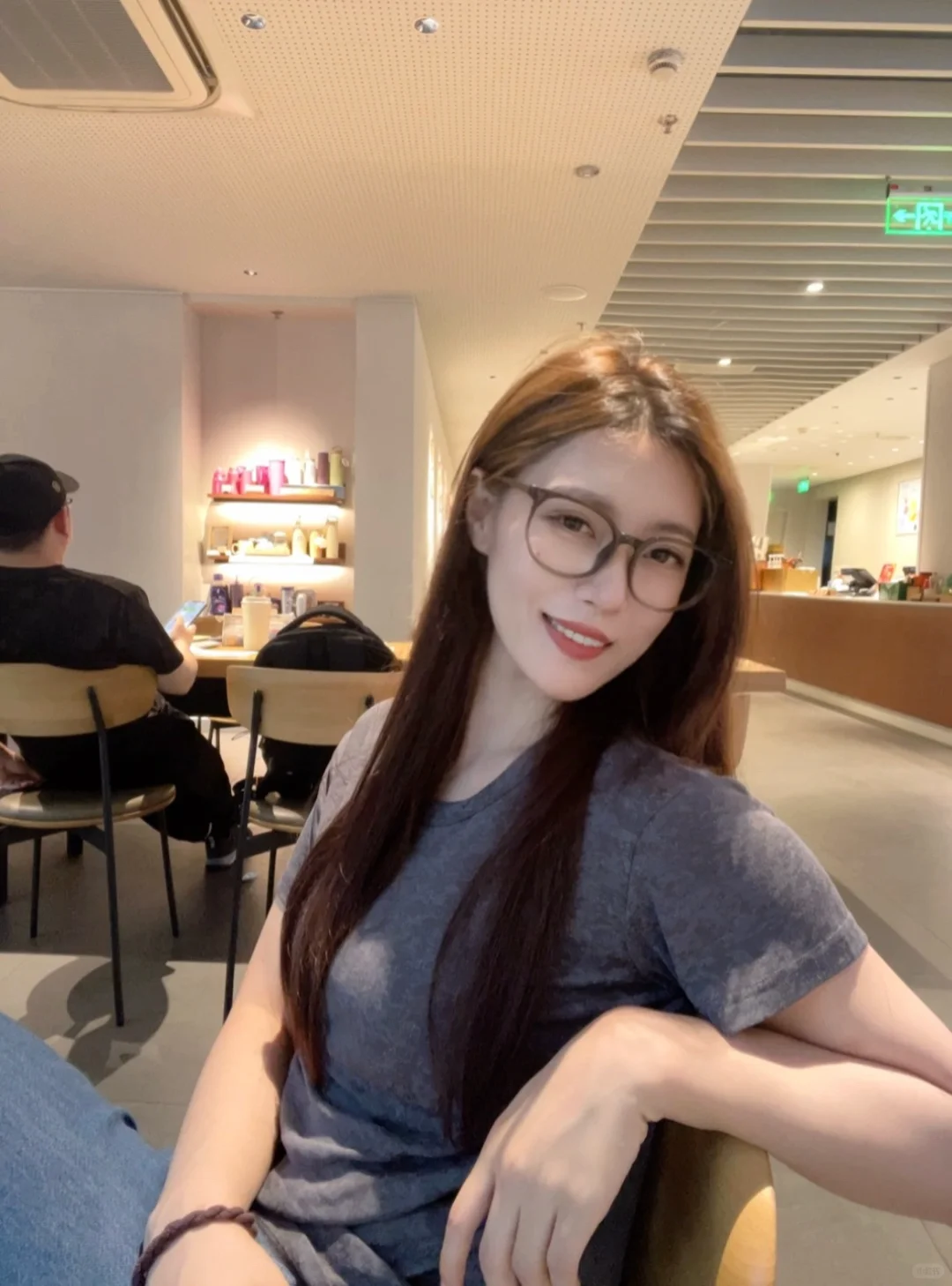这种天气 就很适合景色美丽的落地窗