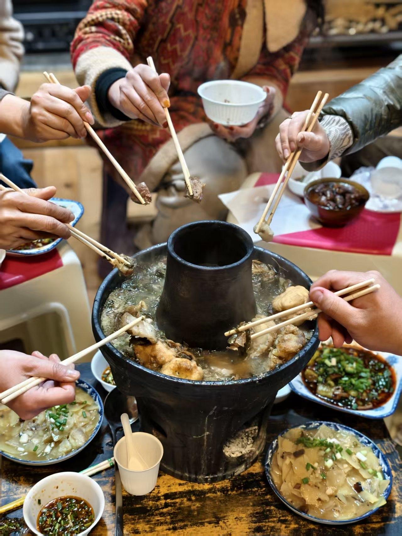 昨天傍晚，我们被请进尼西乡汤堆村村民家中，屋里炉火烧得正旺，藏式黑陶火锅已经在桌