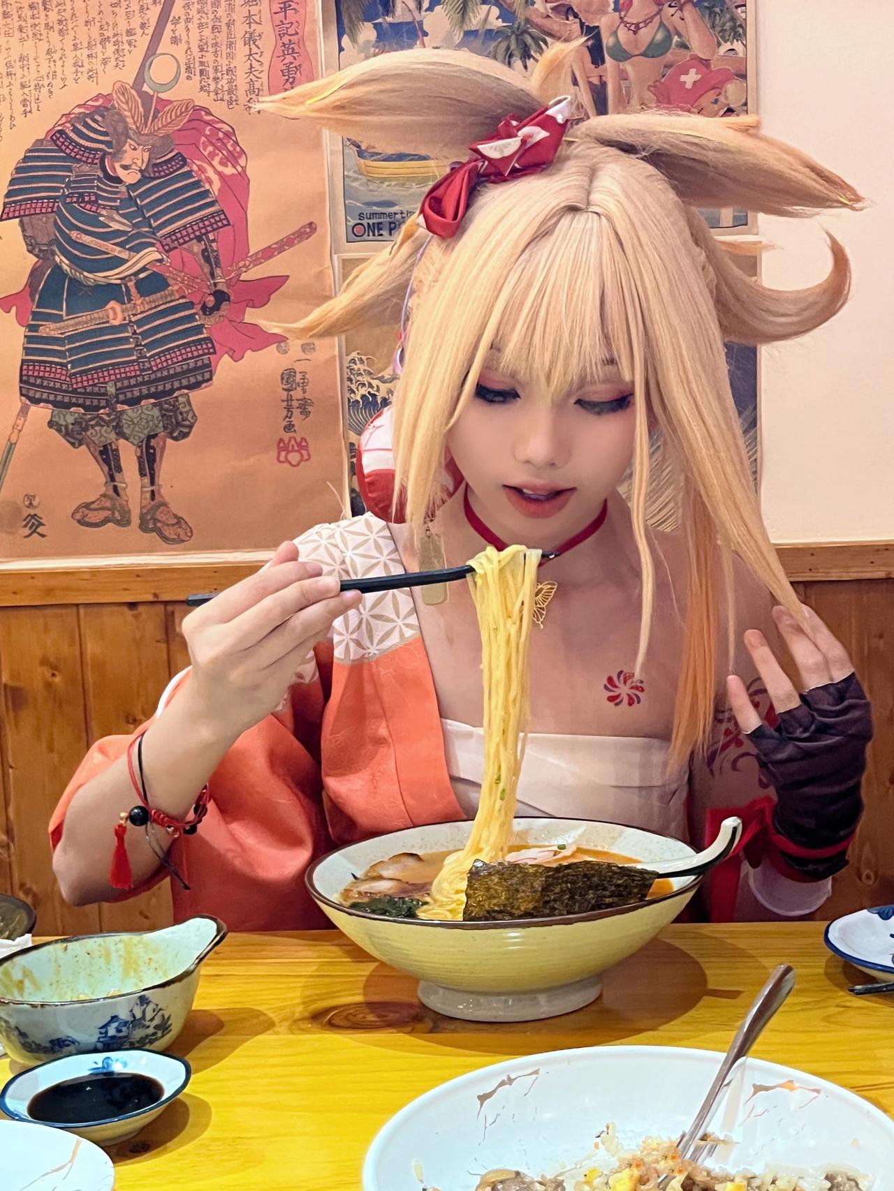 宵宫日常:吃面，喝汤，放烟花!#游戏# #原神# #二次元#
