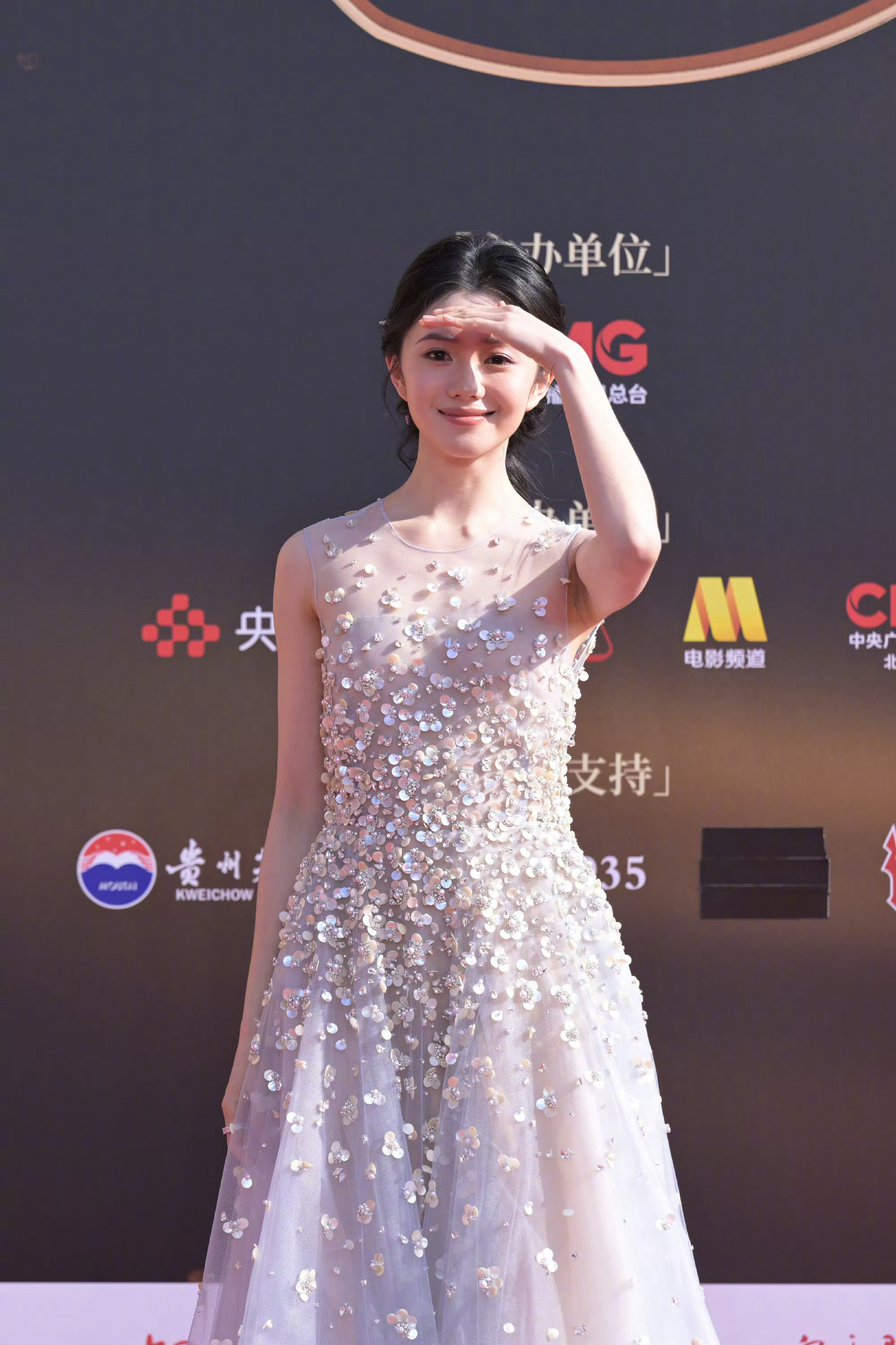 刘浩存出席盛典活动红毯生图，演绎Oscar de La Renta 礼服，很漂亮