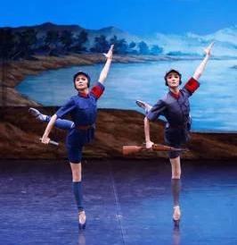 红色娘子军英姿风爽。