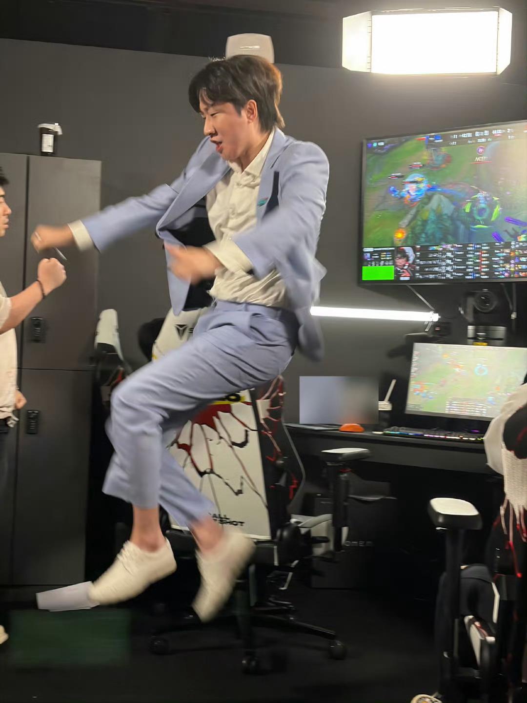 Daeny也是性情了🕺🏻bin四进msi决赛xun外战硬脚蟹daeny飞踢
