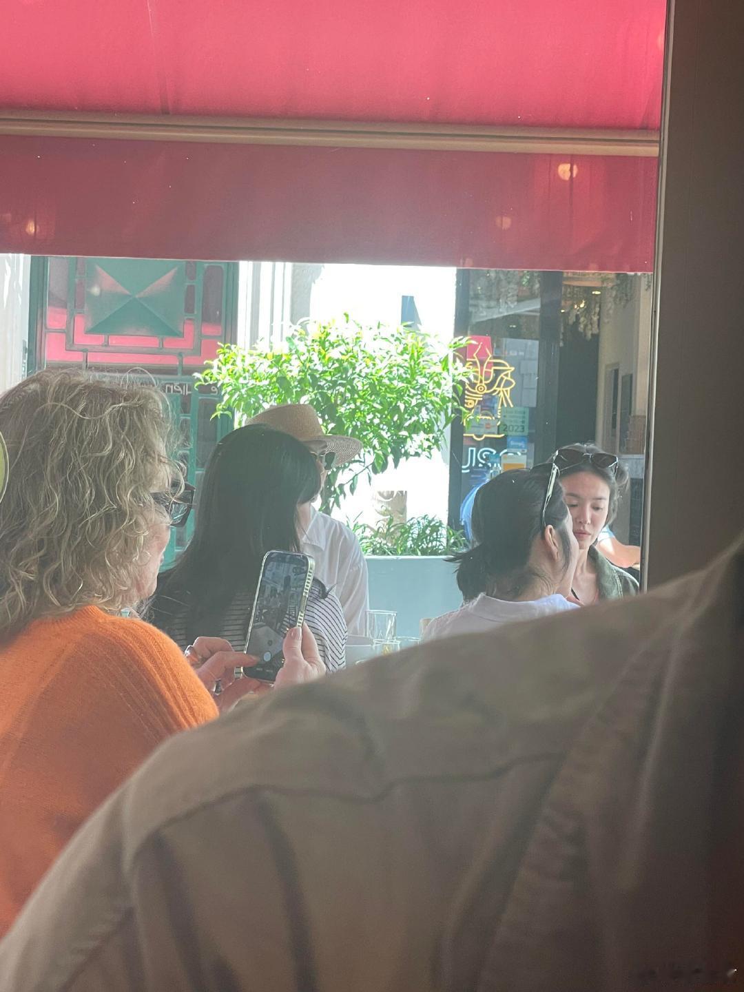 戛纳餐厅偶遇宋慧乔戛纳偶遇素颜宋慧乔网友戛纳餐厅偶遇宋慧乔，说真人很美很瘦，私下