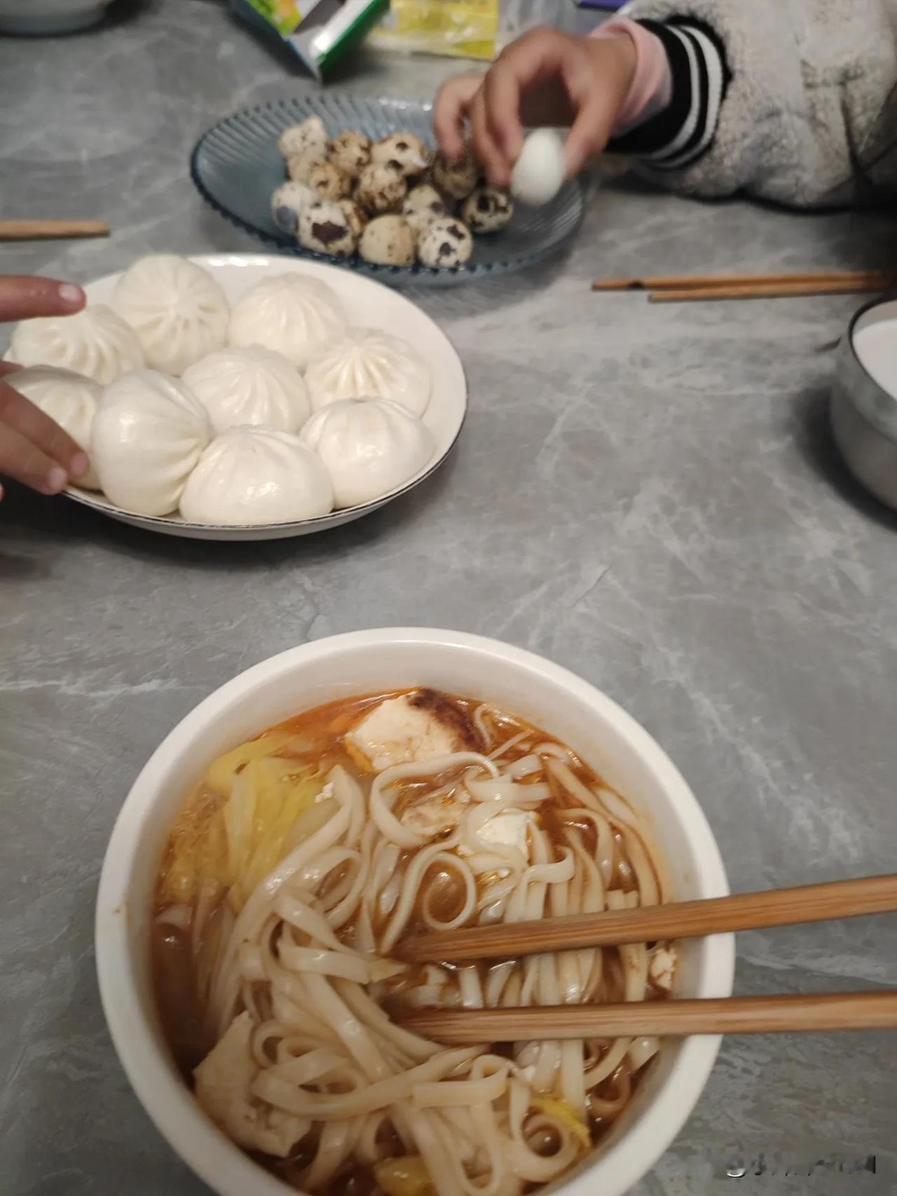 今天四个人早餐不同，孩子们包子和六个核桃饮料。我和孩子爸爸面条🍜。
开开心心吃