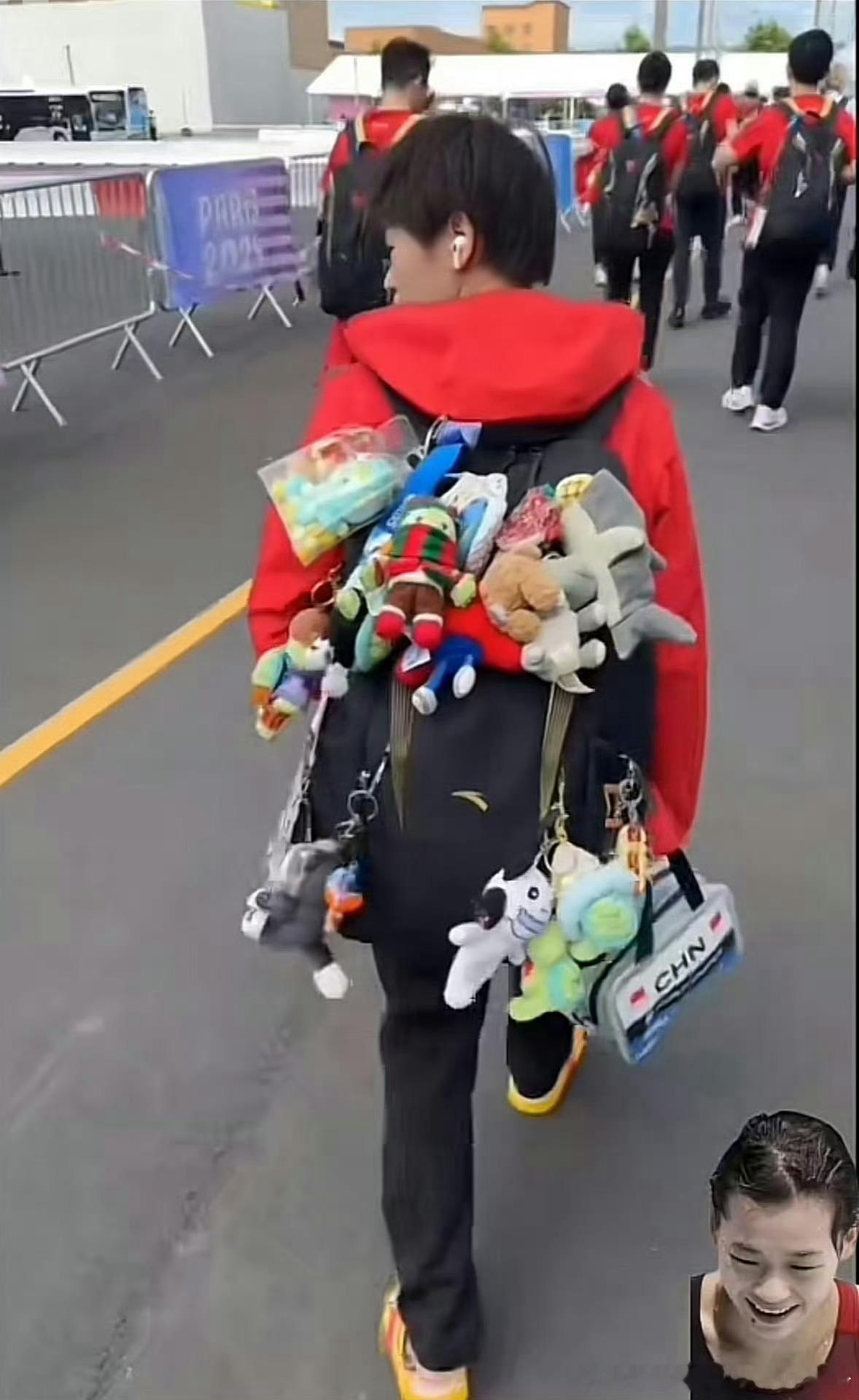#全红婵像迪士尼门口卖假货的#婵婵好可爱啊，杭州亚运会没看到婵婵好可惜啊[苦涩]