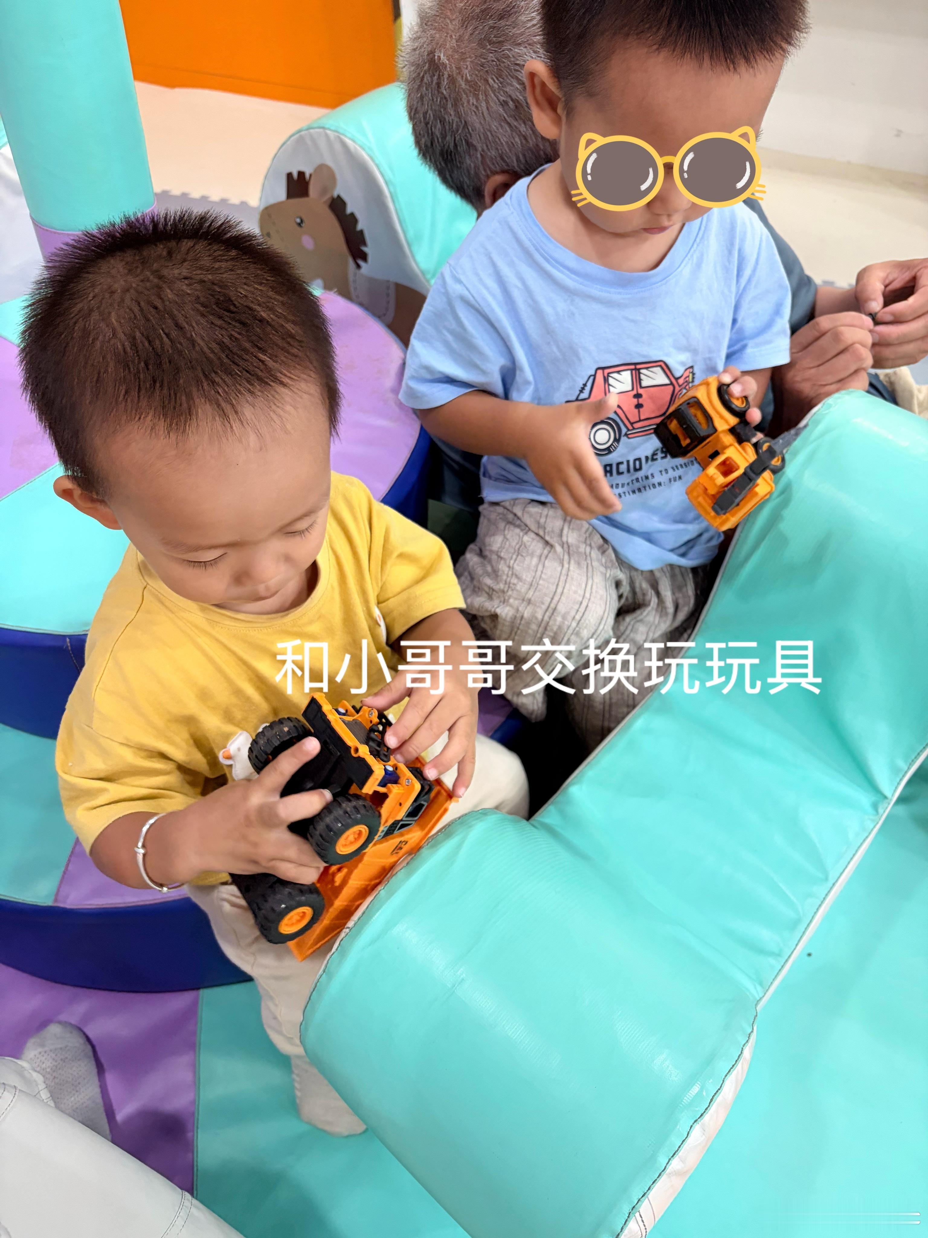 下午睡醒带着娃去儿童乐园里面玩耍了，在家到处翻，娃难受我也难受，还好今天工作日人