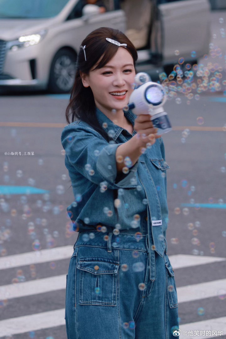 叶一茜上个综艺变了个人叶一茜是吃防腐剂了吗 浪姐里的叶一茜像换了个人！黑色闪钻抹